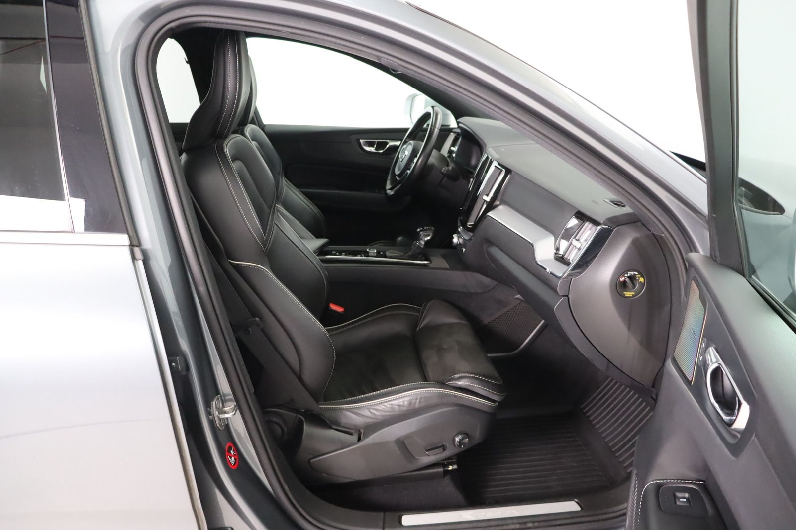 Fahrzeugabbildung Volvo XC60 D4 AWD R - Design aus 1. Hand