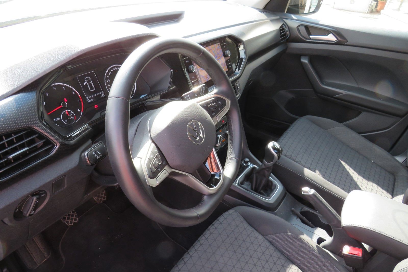 Fahrzeugabbildung Volkswagen T-Cross Life LED SPORT-PAKET SITZH. NAVI APP