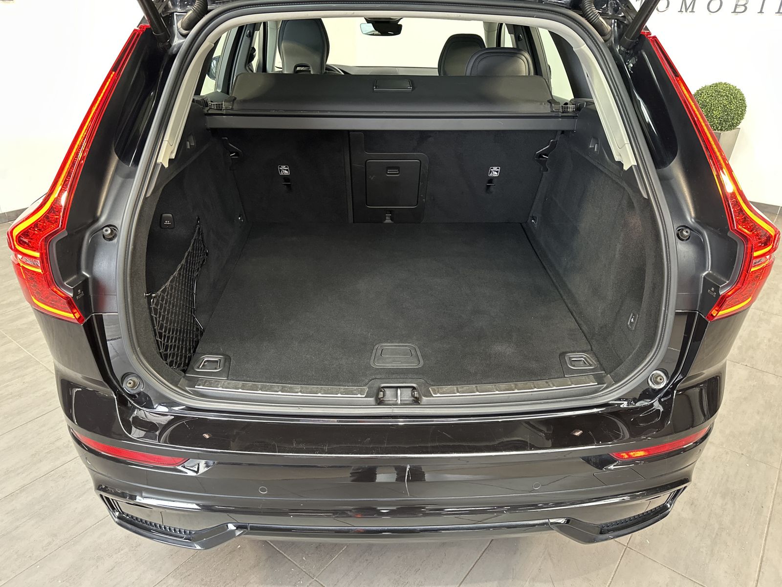 Fahrzeugabbildung Volvo XC60 B4 AWD Plus Dark NAV+LED+ACC+AHK+PANO+VCOCK