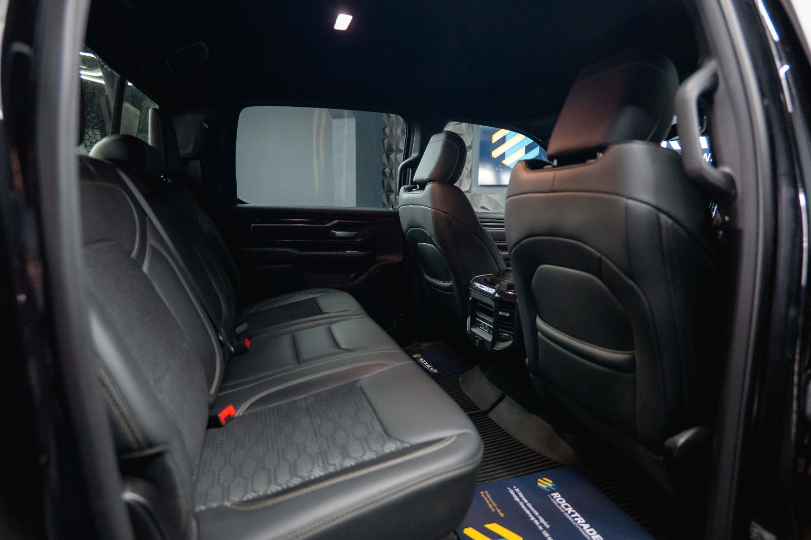 Fahrzeugabbildung Dodge RAM 5.7 V8 HEMI 4x4 OFFROAD Night-Paket *LED*19%