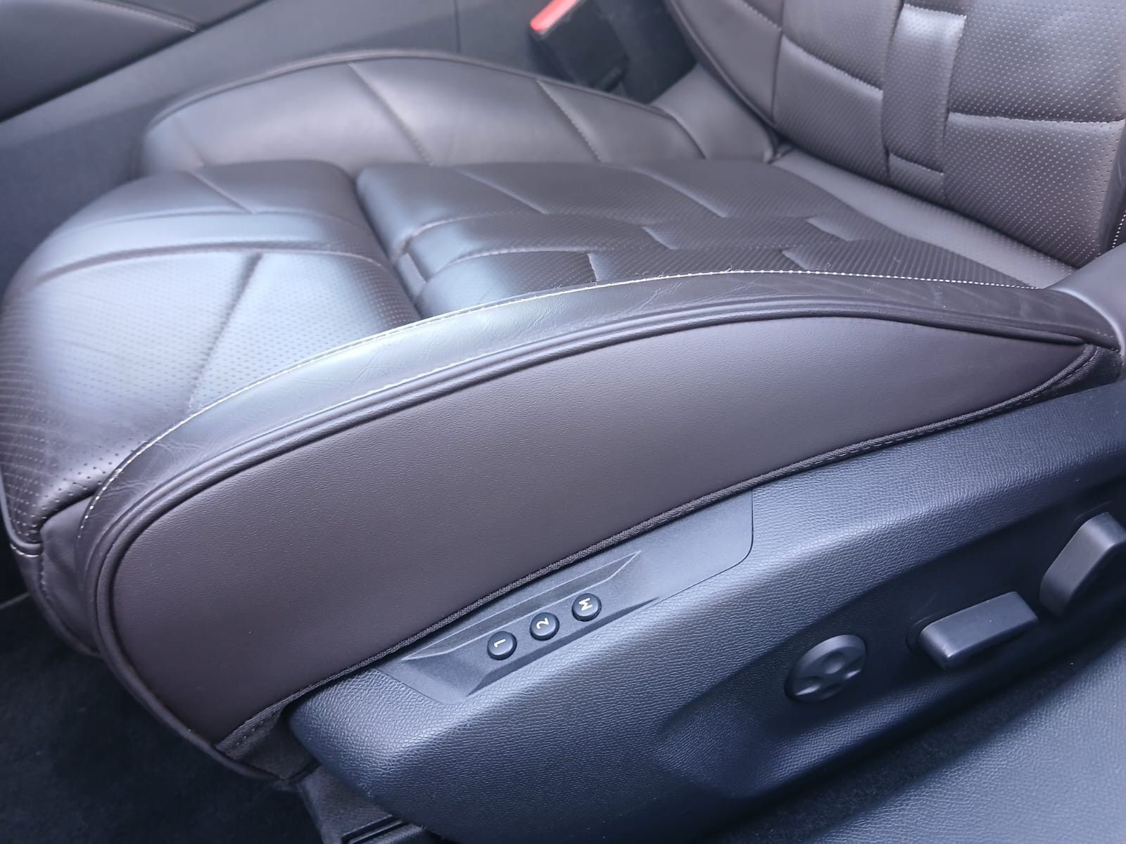 Fahrzeugabbildung DS Automobiles DS4 Benzin Automatik 130 ETOILE *LEDER*MatrixLED