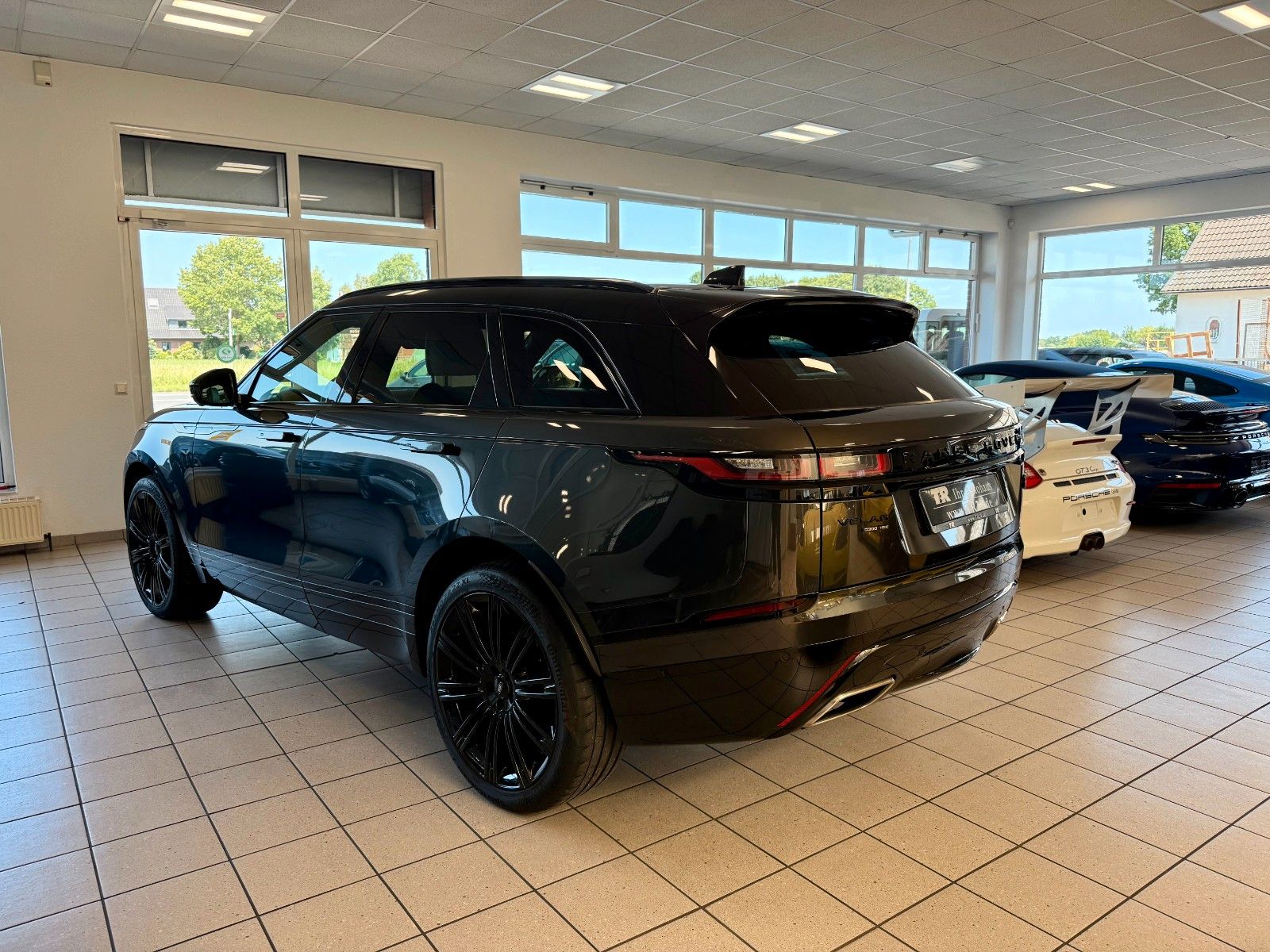 Fahrzeugabbildung Land Rover Range Rover Velar R-Dynamic HSE Design Black