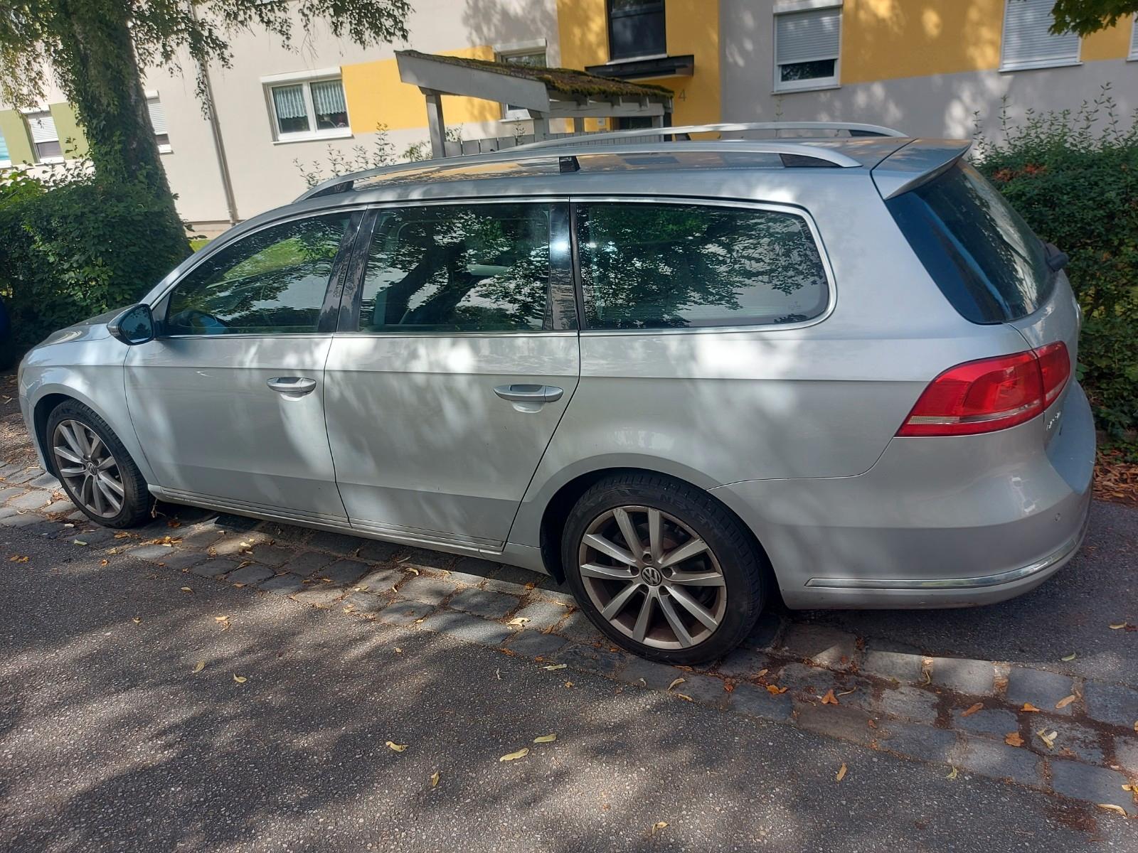 Volkswagen Passat 2011 — rear view