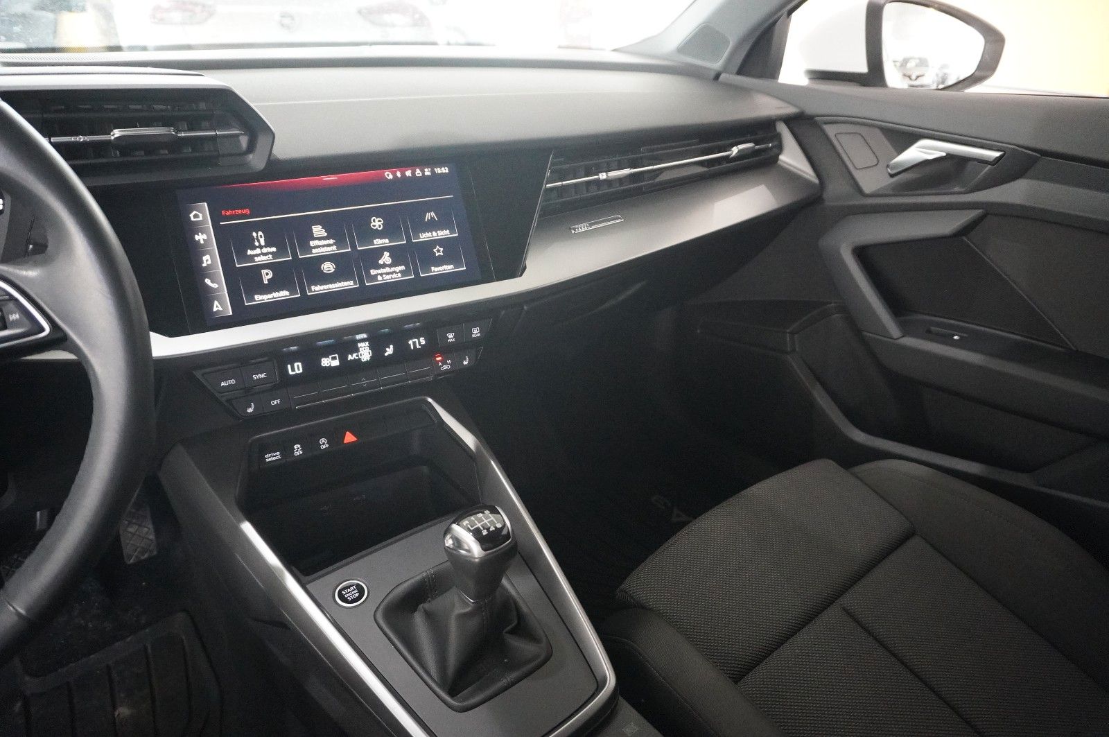 Fahrzeugabbildung Audi A3 Sportback 35 TFSI NAVI/LED/SPORT/SHZ/VIRT/DAB
