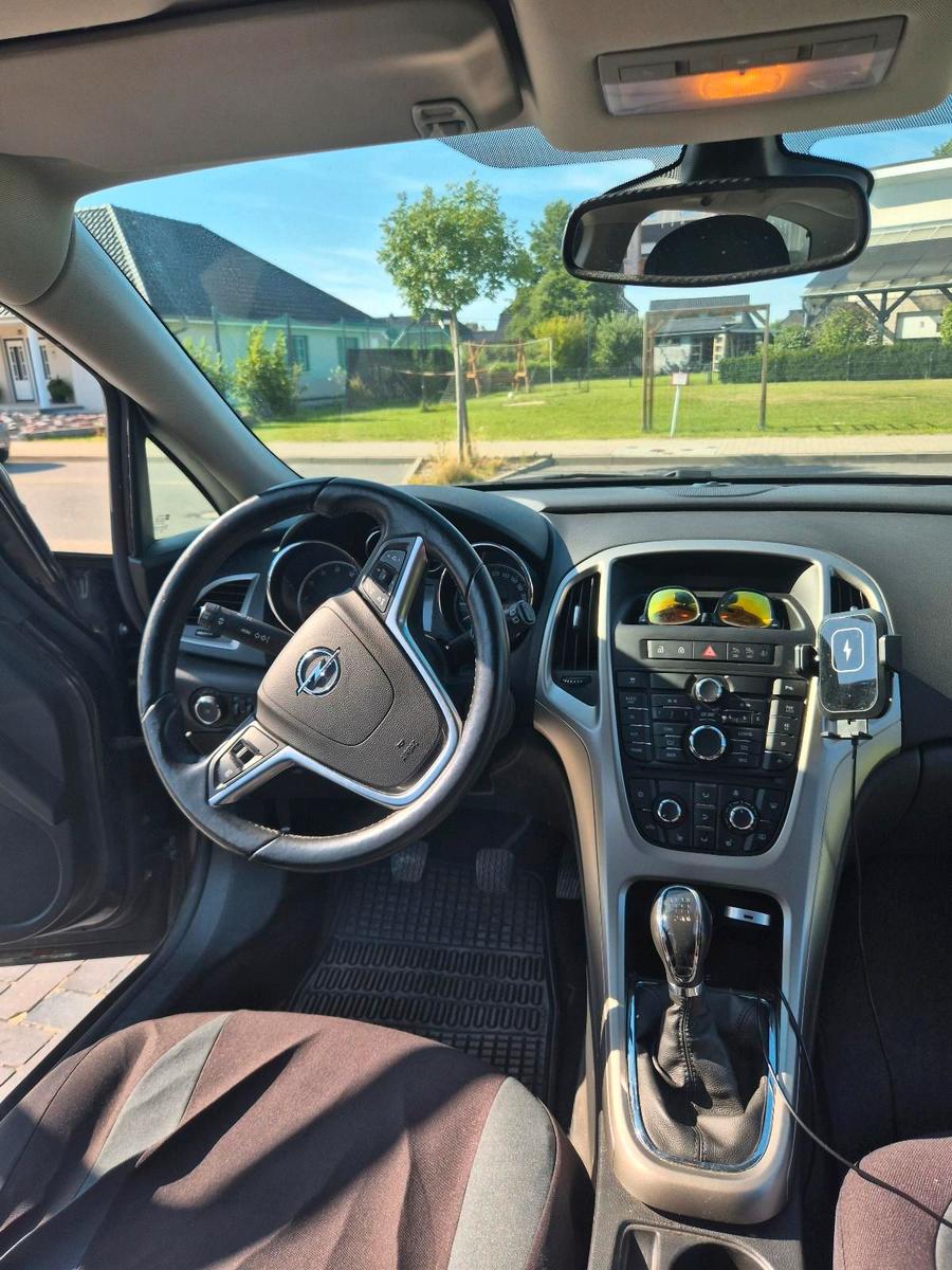Opel Astra 2012 — photo 7