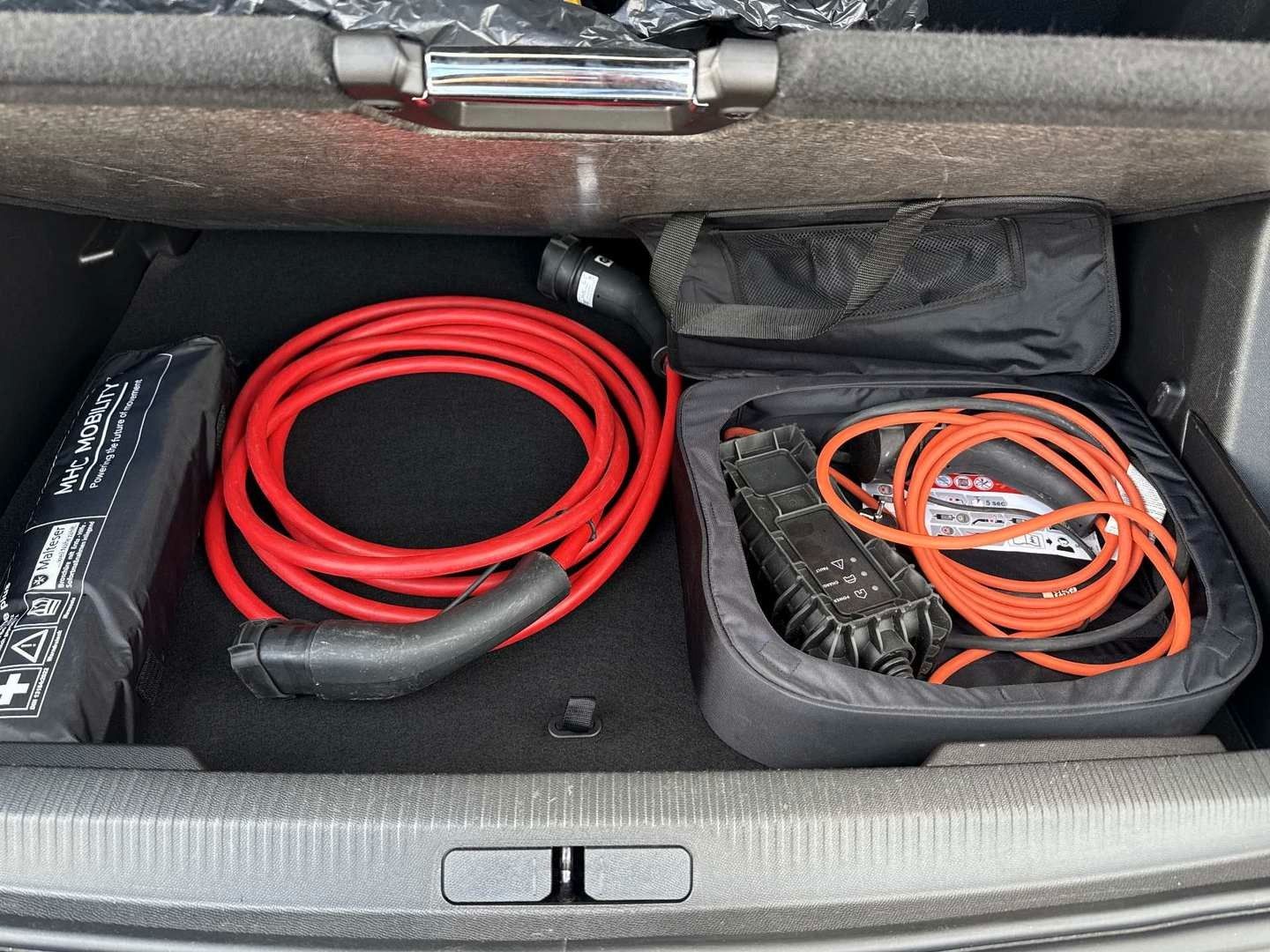 Fahrzeugabbildung Peugeot 2008 e- Allure Pack NAVI KAMERA 8-FACH SITZH. 1H