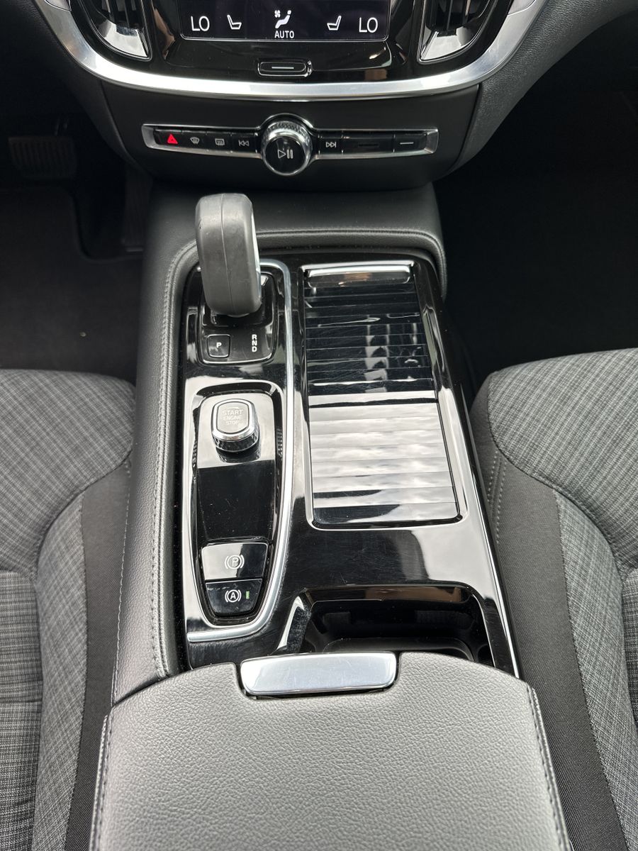 Fahrzeugabbildung Volvo V60 Inscription Hybrid AWD NAV+LED+PANO+AHK+H&K