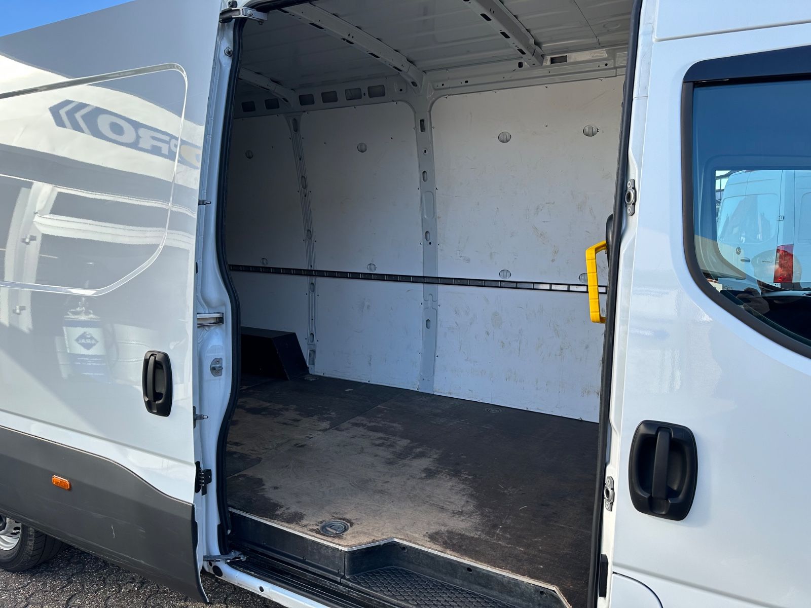 Fahrzeugabbildung Iveco Daily 35S16V 4100 L H2 2.3L Kamera/Temp/Carplay
