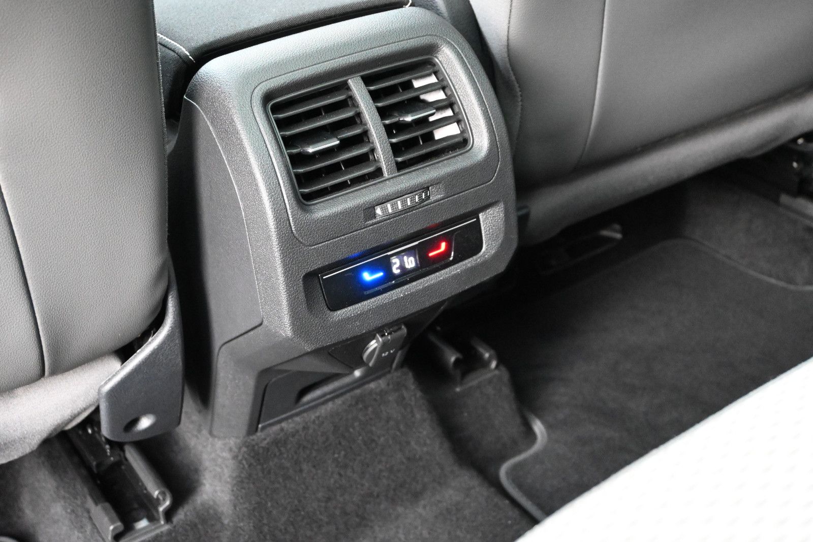Fahrzeugabbildung Volkswagen Touran 1.5 TSI DSG °ACC°AHK°PANO°STHEIZ°DYNAUDI°