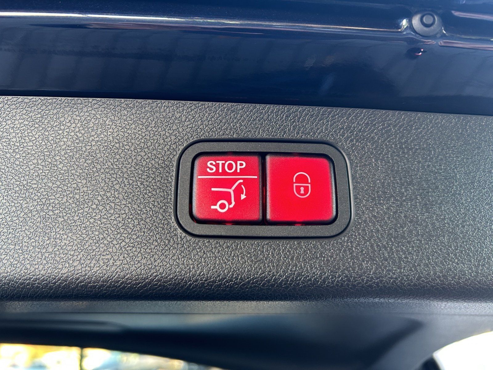 Fahrzeugabbildung Mercedes-Benz E220d T AMG Adva+ DISTRO Pano AHK Sitzklim KeyGo