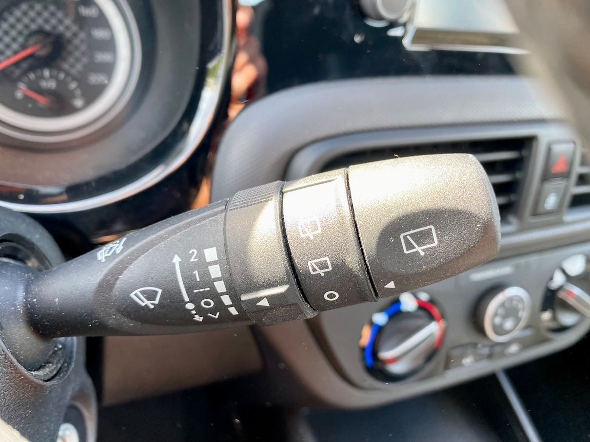 Fahrzeugabbildung Hyundai i10 1.0 Automatik  KLIMA SHZ ALLWETTER ALU PDC