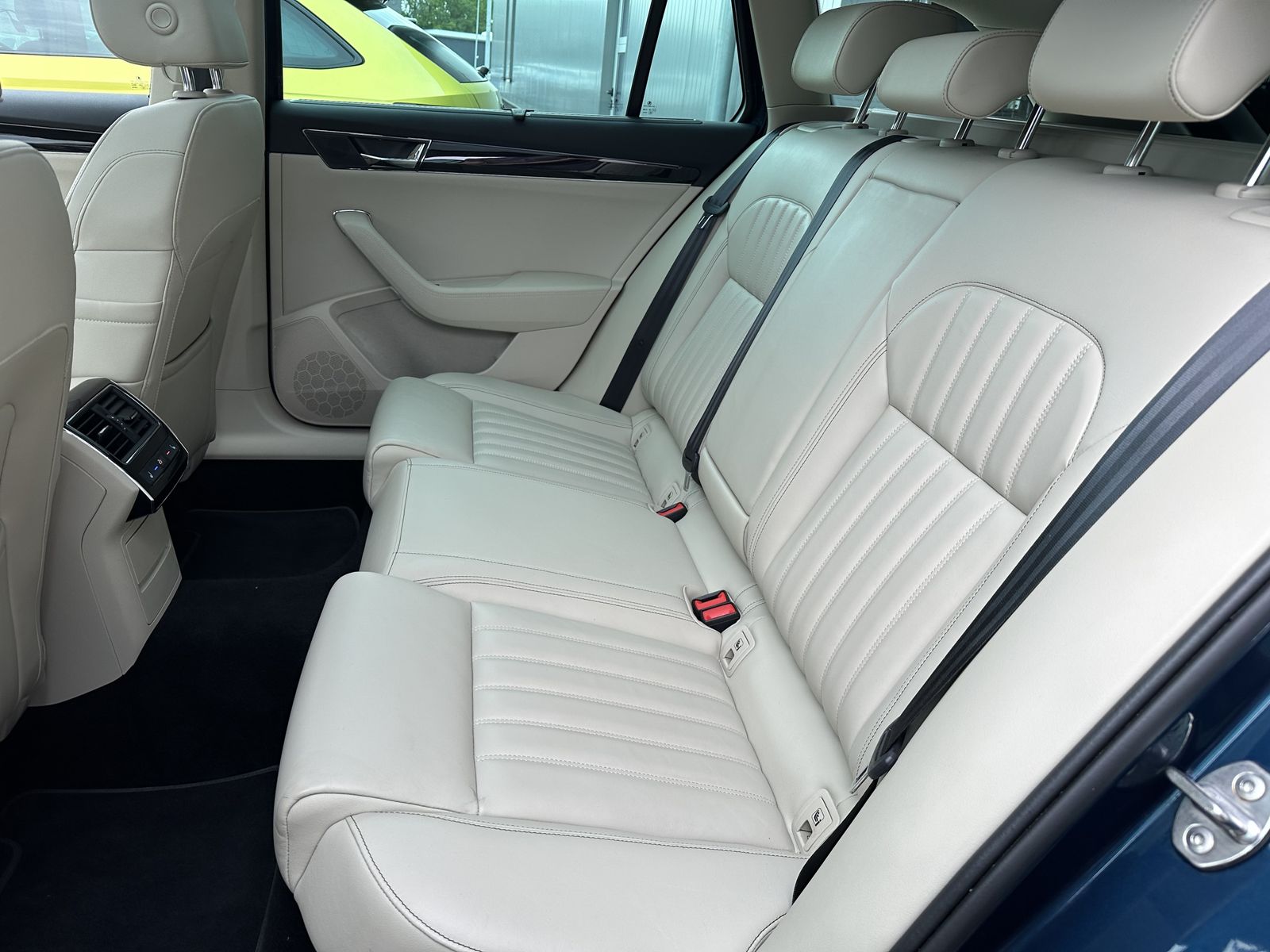 Fahrzeugabbildung SKODA Superb Combi 4x4 L&K NAV+MATRIX+ACC+PANO+CANTON