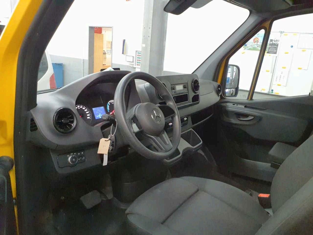 Fahrzeugabbildung Mercedes-Benz eSprinter 312 DHL Regal KEP-Ausbau