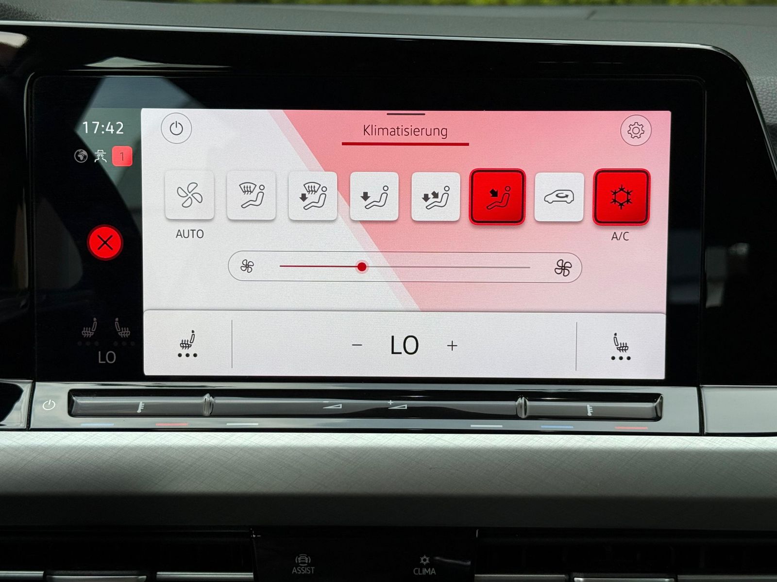 Fahrzeugabbildung Volkswagen Golf 2.0 TDI Life LED+NAVI+SHZ+AMBI+ACC+CARPLAY