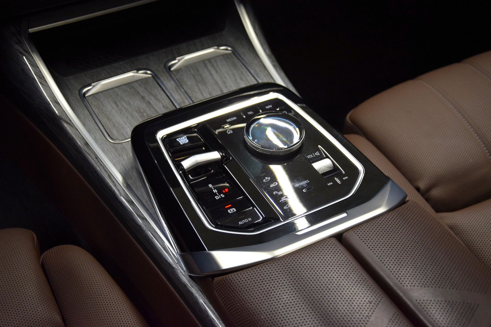 Fahrzeugabbildung BMW 740 d xDrive Kristall Panorama TV Bowers & Wilki
