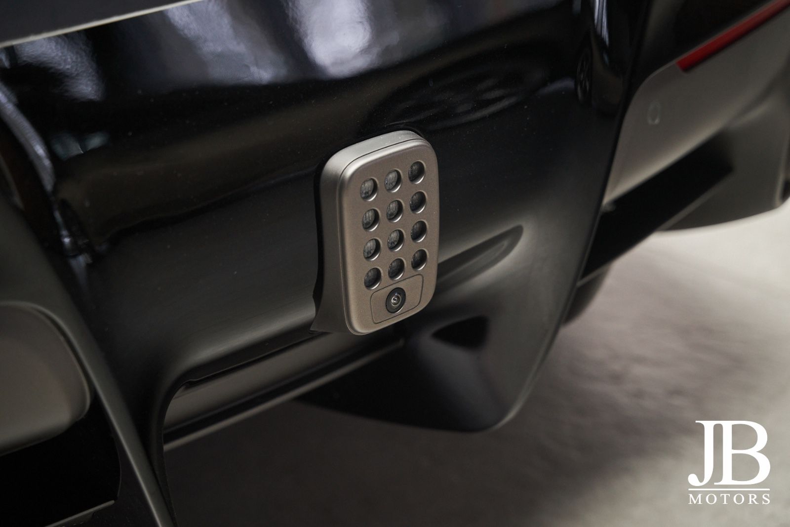 Fahrzeugabbildung Ferrari F12 Carbon Lift LED JBL Kamera Electric Seats