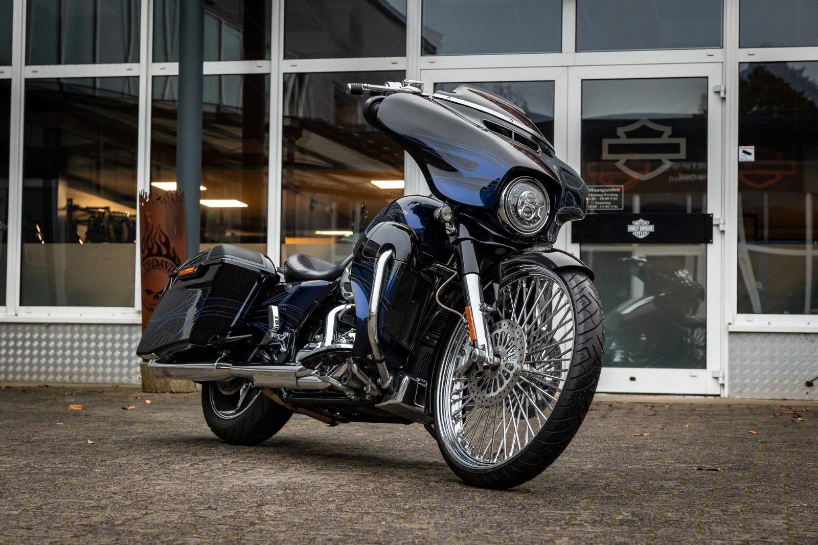 Fahrzeugabbildung Harley-Davidson CVO STREET GLIDE 110 FLHXSE - Jekill&Hyde-26Zoll