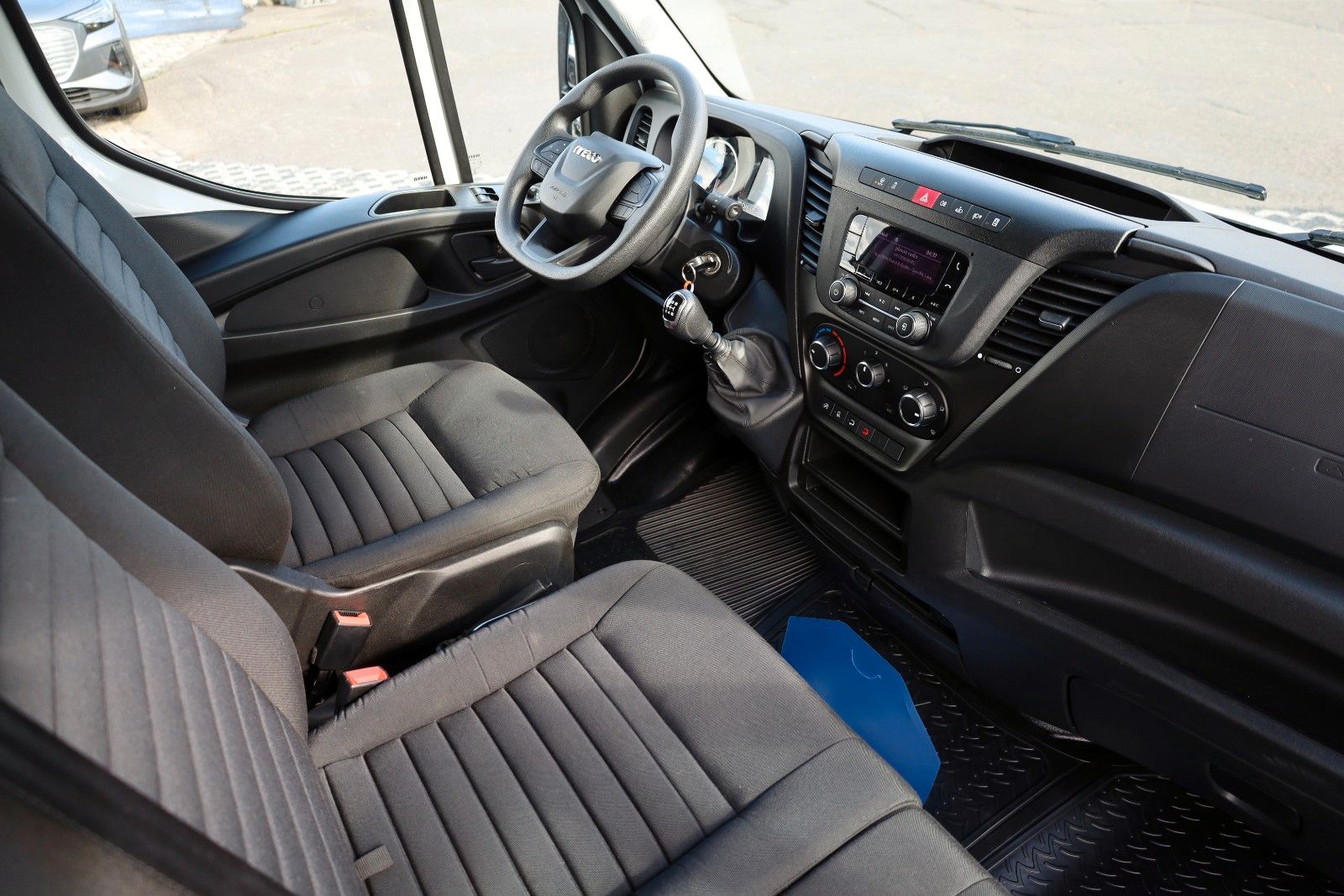 Fahrzeugabbildung Iveco Daily 35C16 ,Daily,KOFFER / LBW-6, Ladebordwand