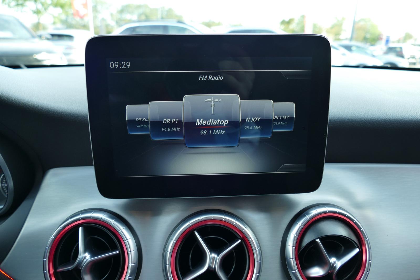 Mercedes-Benz CLA 200 AMG Line LED Navi Panorama Tempomat PDC