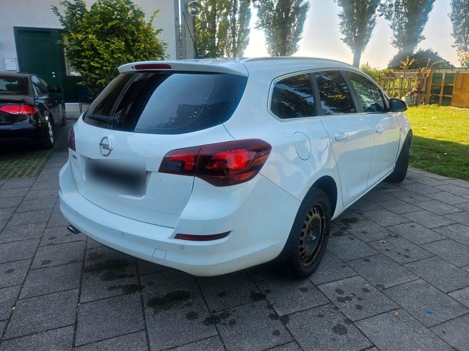 Opel Astra 2012 — photo 5