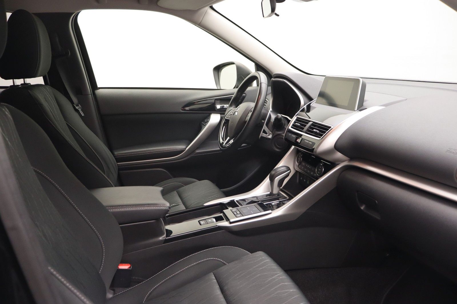 Fahrzeugabbildung Mitsubishi Eclipse Cross 1.5 Intro Edition AHK 360° LED