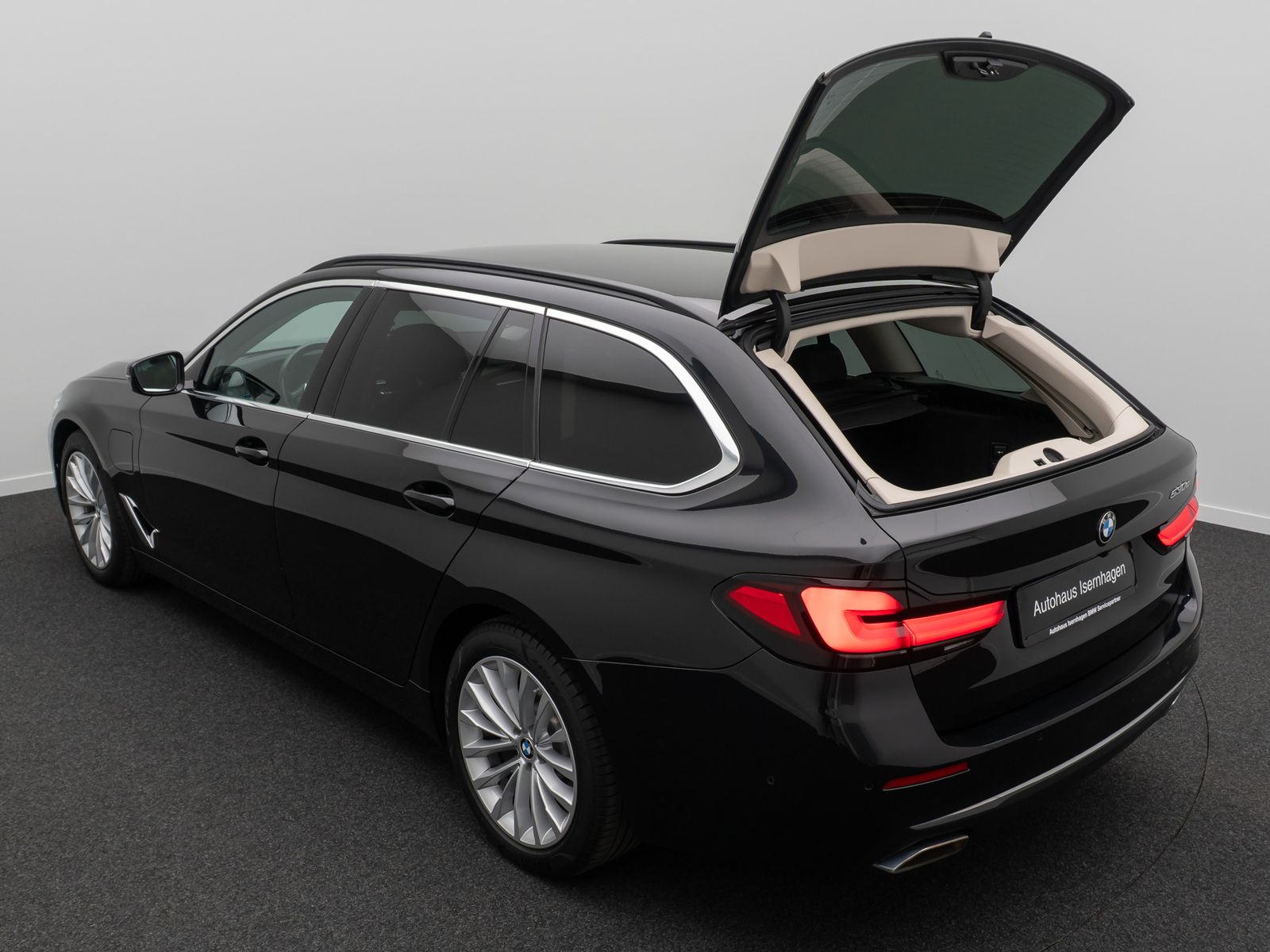 Fahrzeugabbildung BMW 530e Luxury Line 360° Laser DAB H/K SoftCl Sport