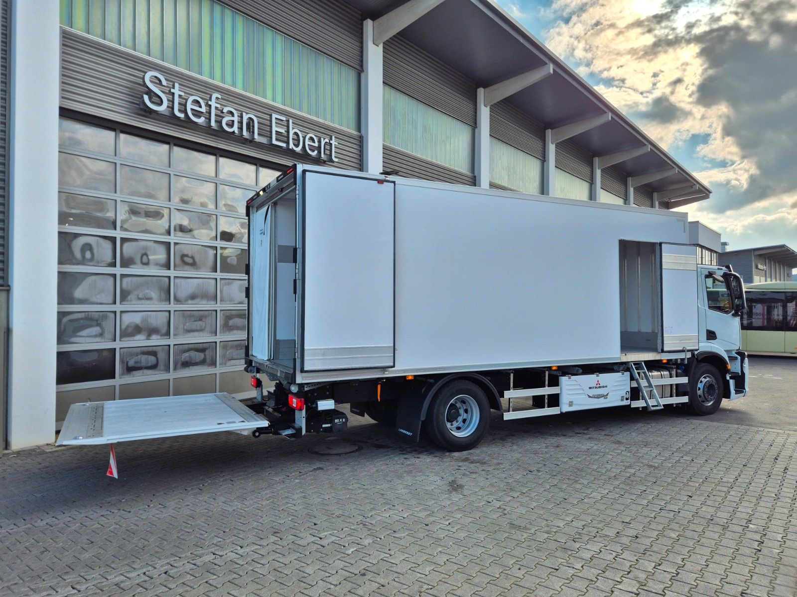 Fahrzeugabbildung Iveco AD190S40/FP Lamberet Mitsubishi LBW Tür AHK