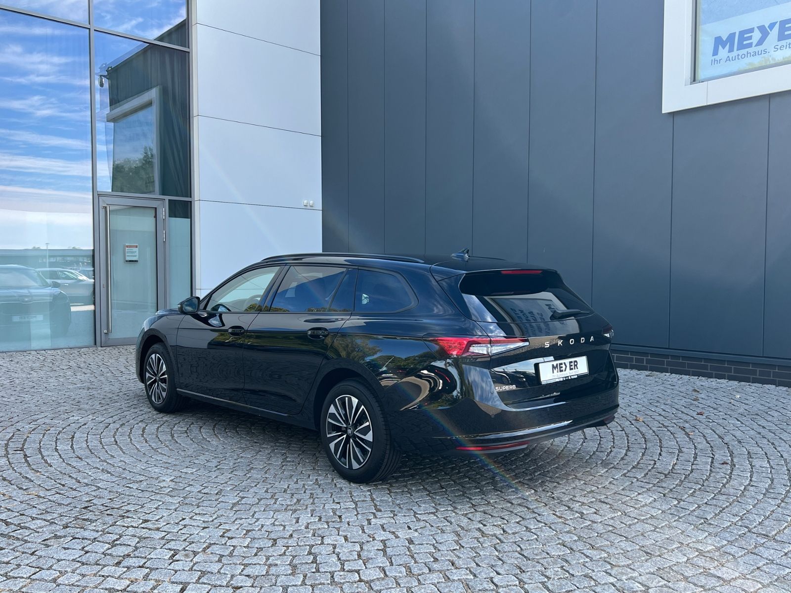 Fahrzeugabbildung SKODA Superb Combi Selection 2.0 TDI DSG *AHK, Navi, K