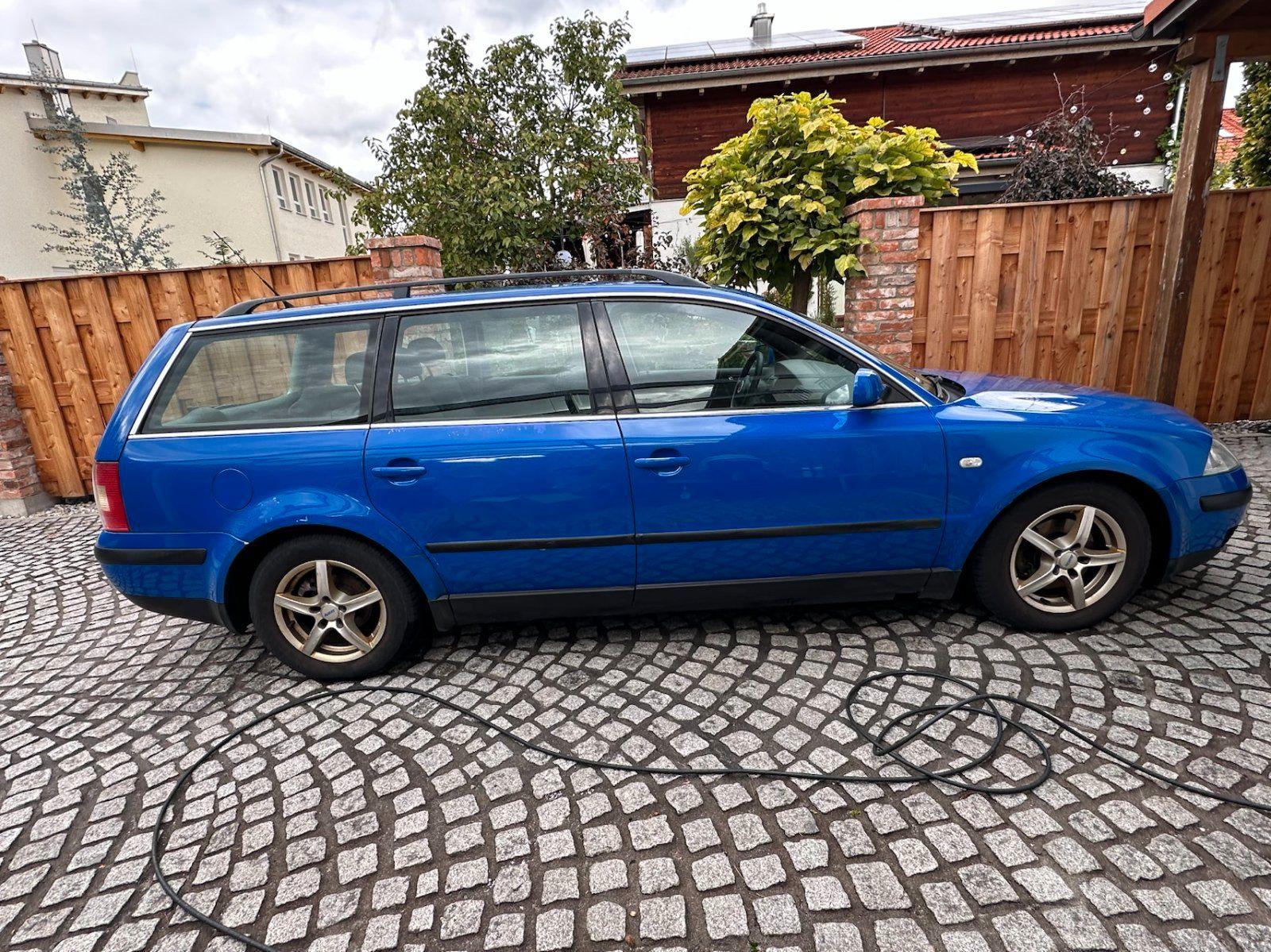 Volkswagen Passat 2004 — rear view