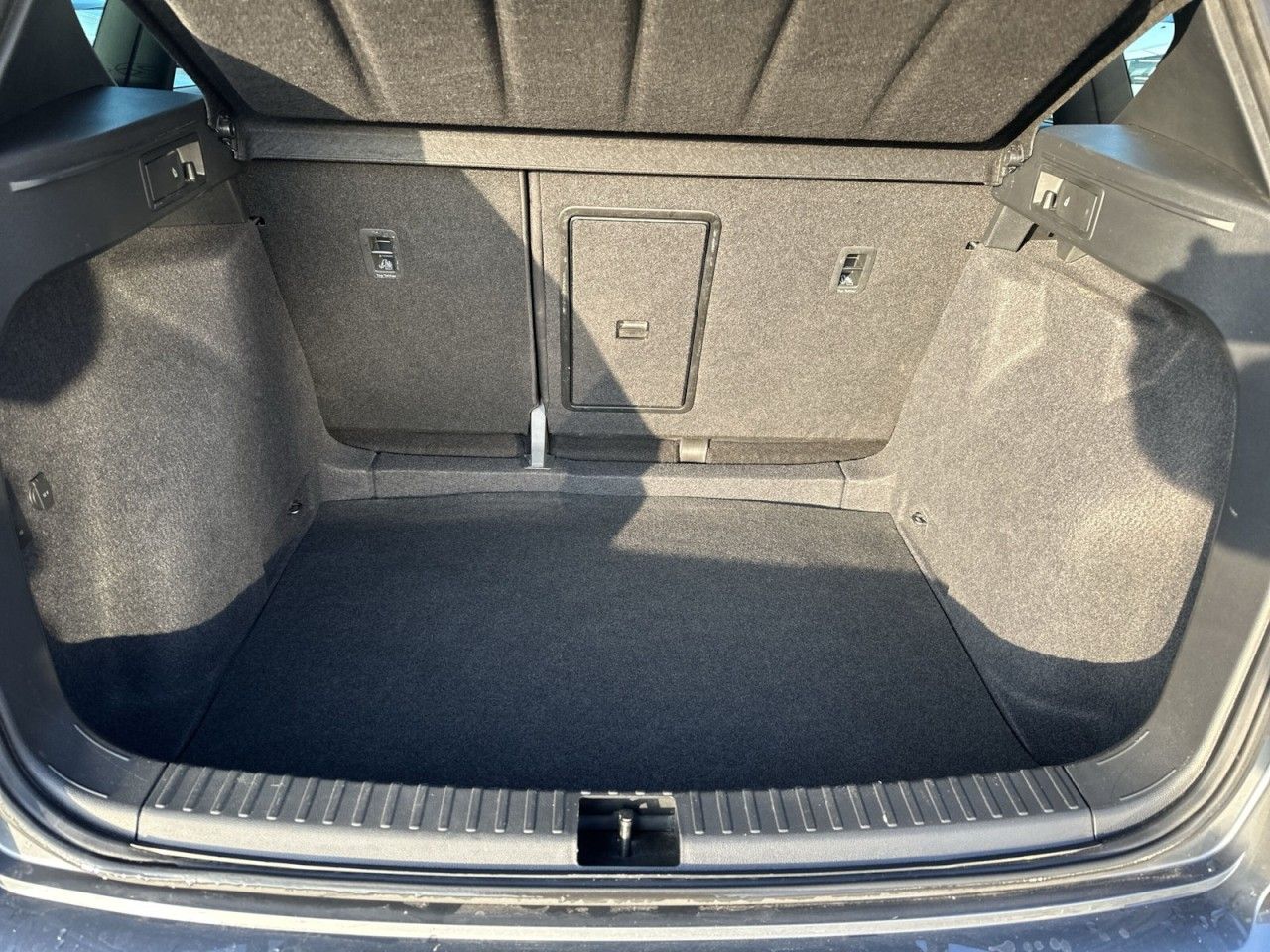 Fahrzeugabbildung CUPRA Ateca 2.0 TSI 300 PS DSG 4Drive - mit KI generiert/bearbeitet
