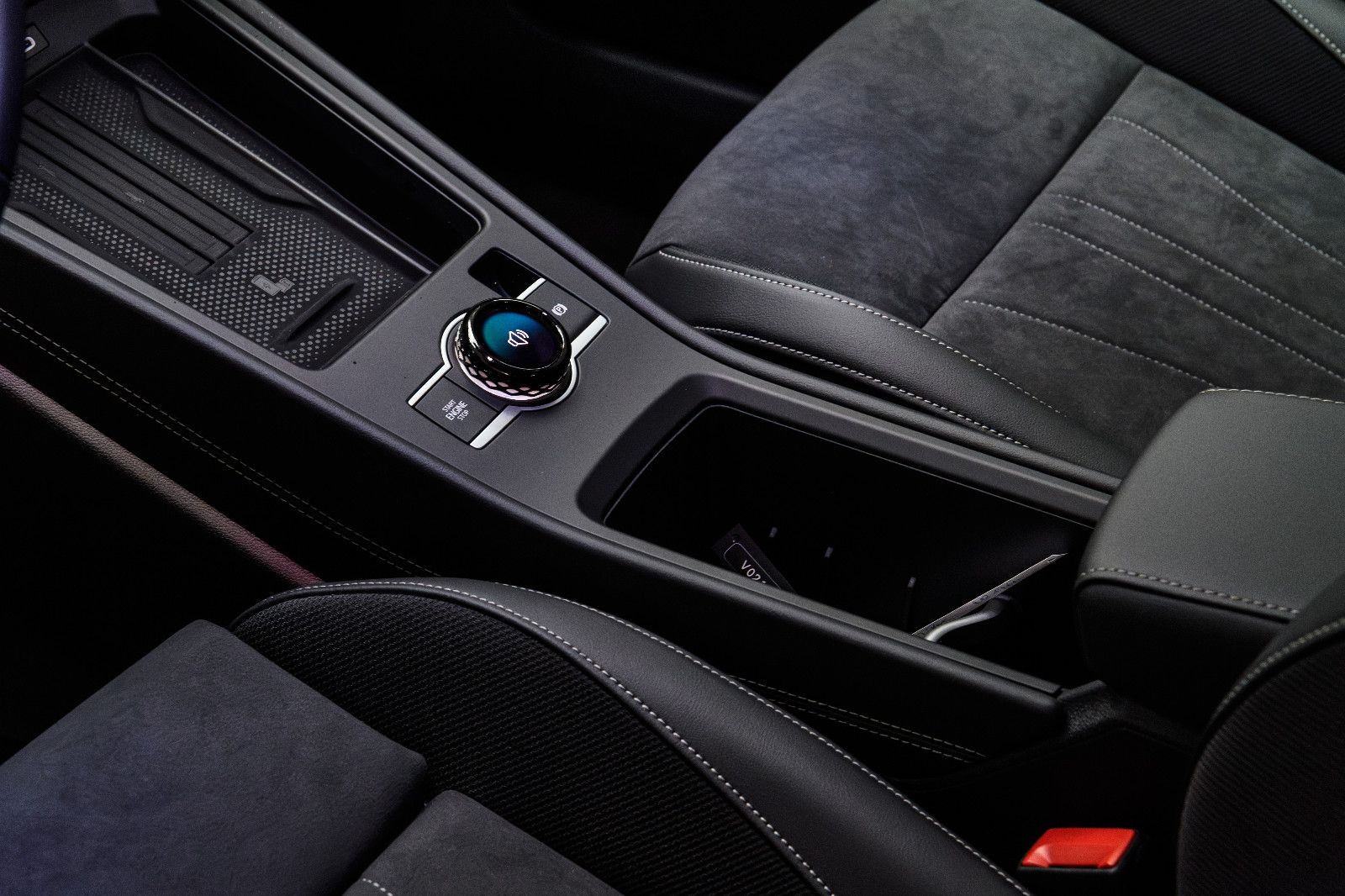 Fahrzeugabbildung Volkswagen T-Roc 1.5 eTSI  Style+IQ-Light+AHK+5 Jahre Gar.