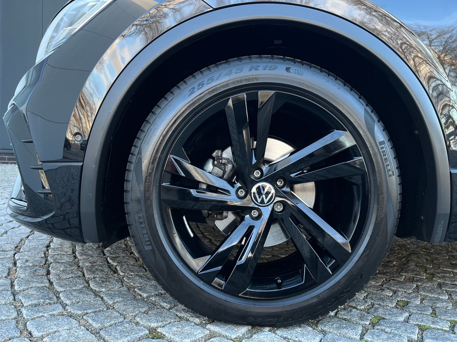 Fahrzeugabbildung Volkswagen Tiguan R-Line 1.5 TSI DSG *AHK, IQ-Light, Black