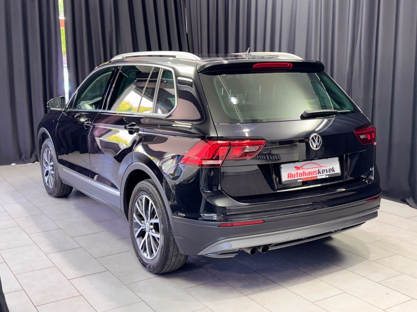 Fahrzeugabbildung Volkswagen Tiguan Comfortline 4Motion|NAVI|KAMERA|1.HAND