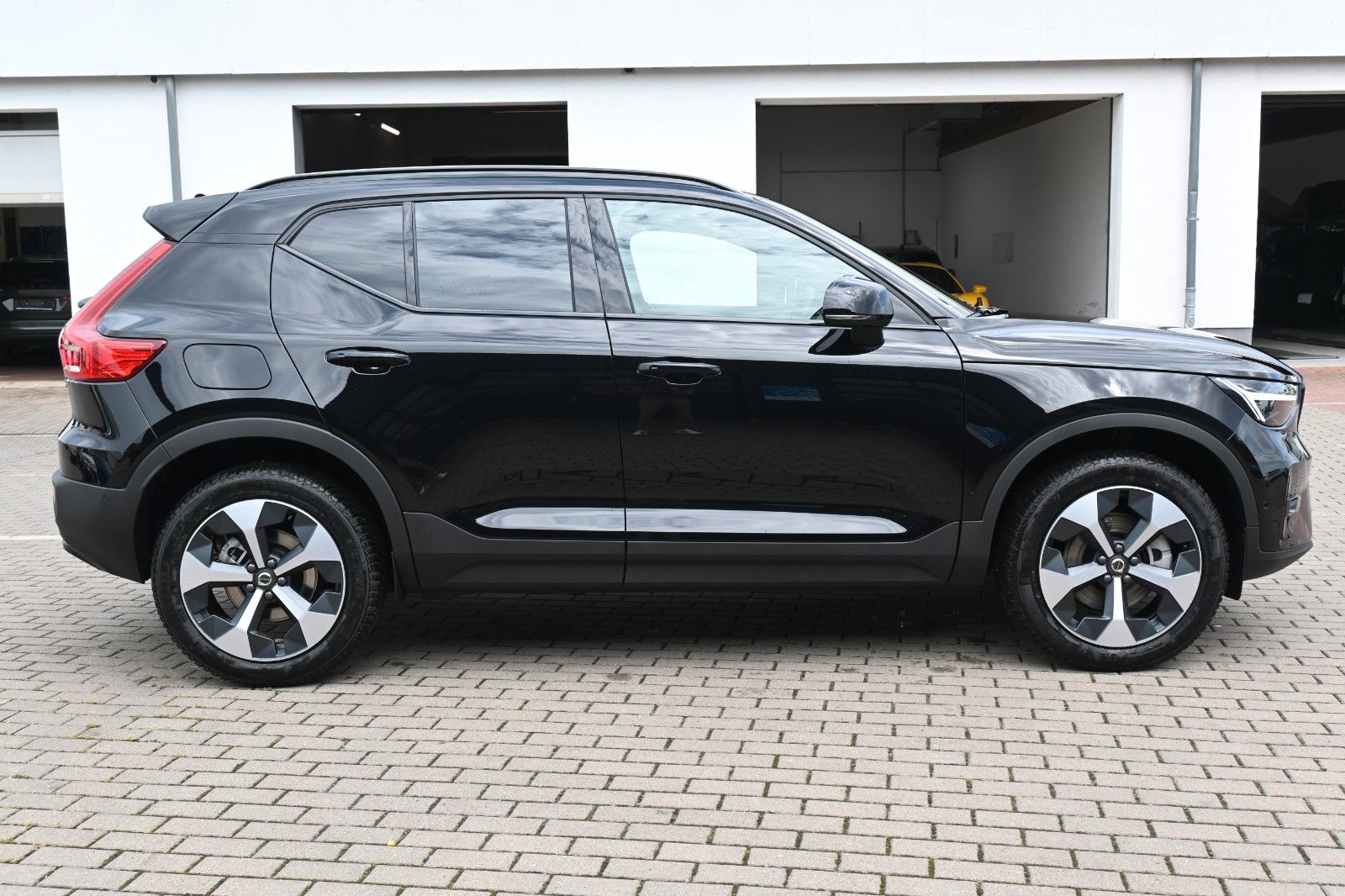 Fahrzeugabbildung Volvo XC40 B3 DKG Plus Dark*FSHZG*360°*AHK*AllSeason
