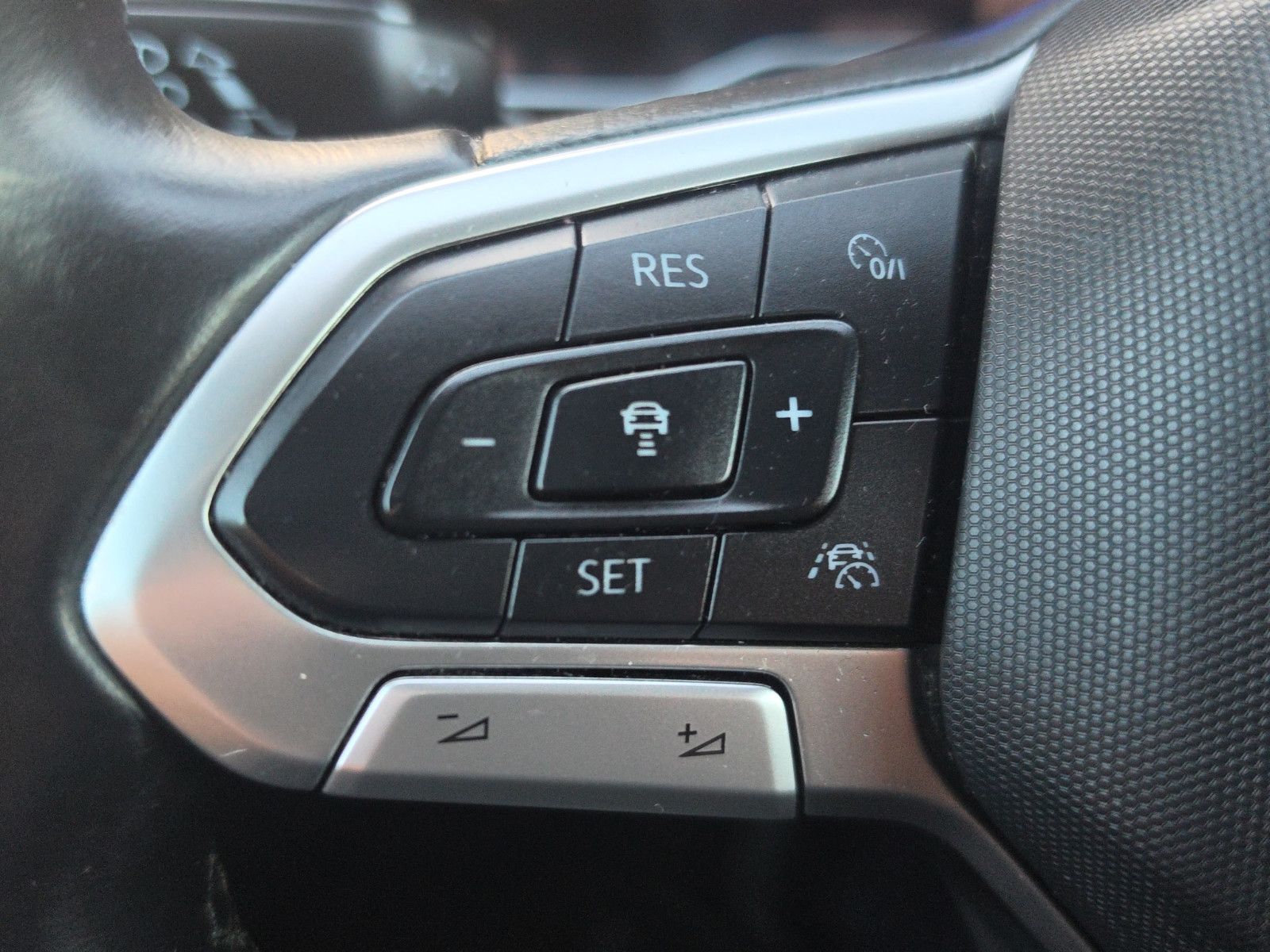 Fahrzeugabbildung Volkswagen Taigo Move AUS 1.HAND APP TEMPOMAT SHZ PDC