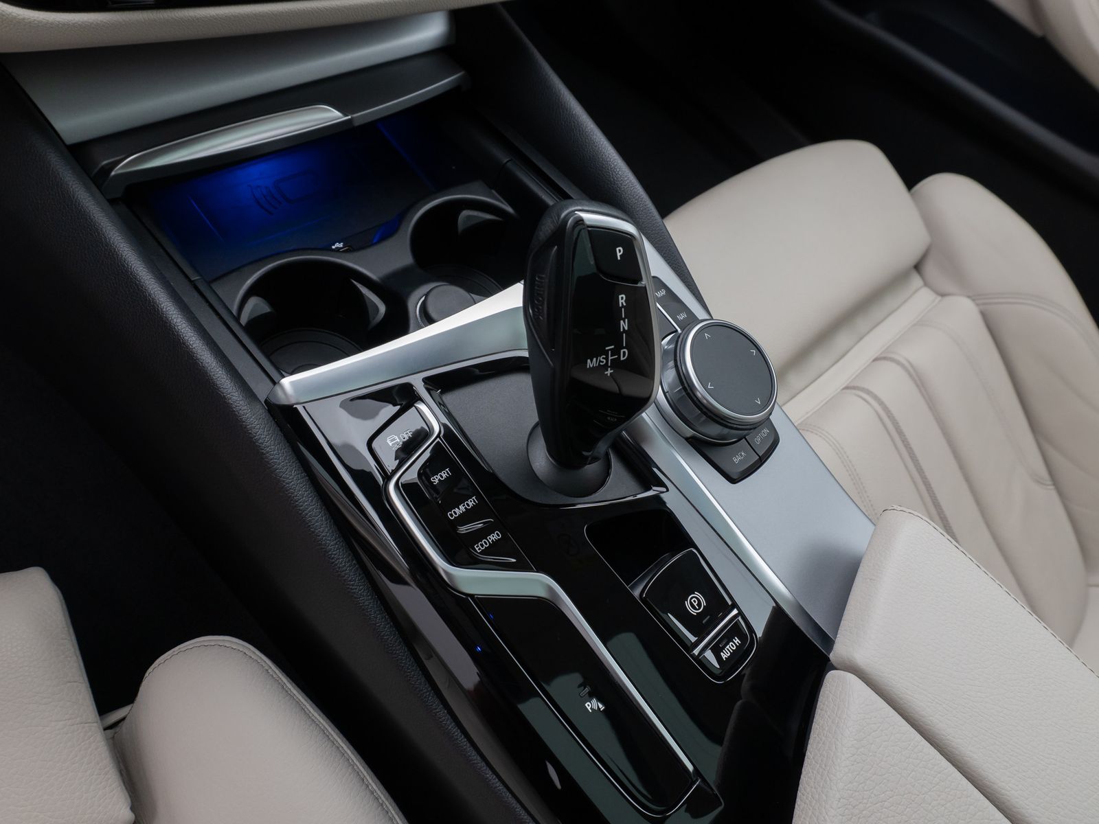 Fahrzeugabbildung BMW 530d  Panorama Kamera Laser HUD DAB HiFi Komfort