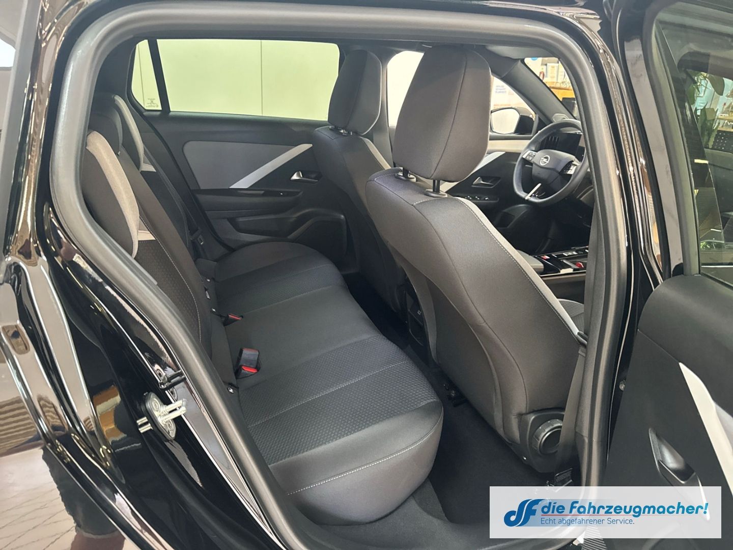 Fahrzeugabbildung Opel Astra L Sports Tourer Edition Navi Digitales Coc
