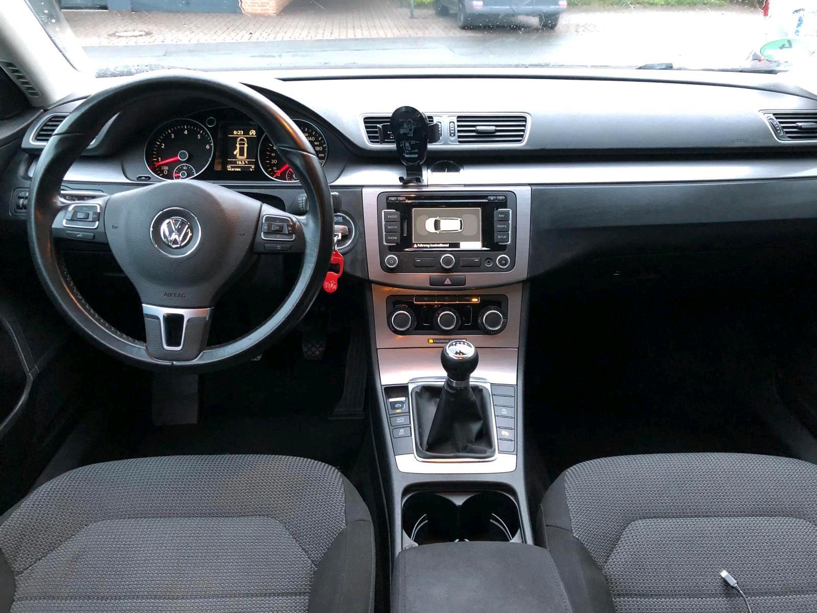 Volkswagen Passat 2011 — rear view