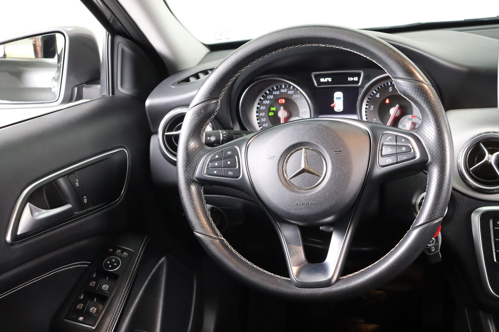 Mercedes-Benz GLA 200 Score * Bi- Xenon * Navi * SHZ *