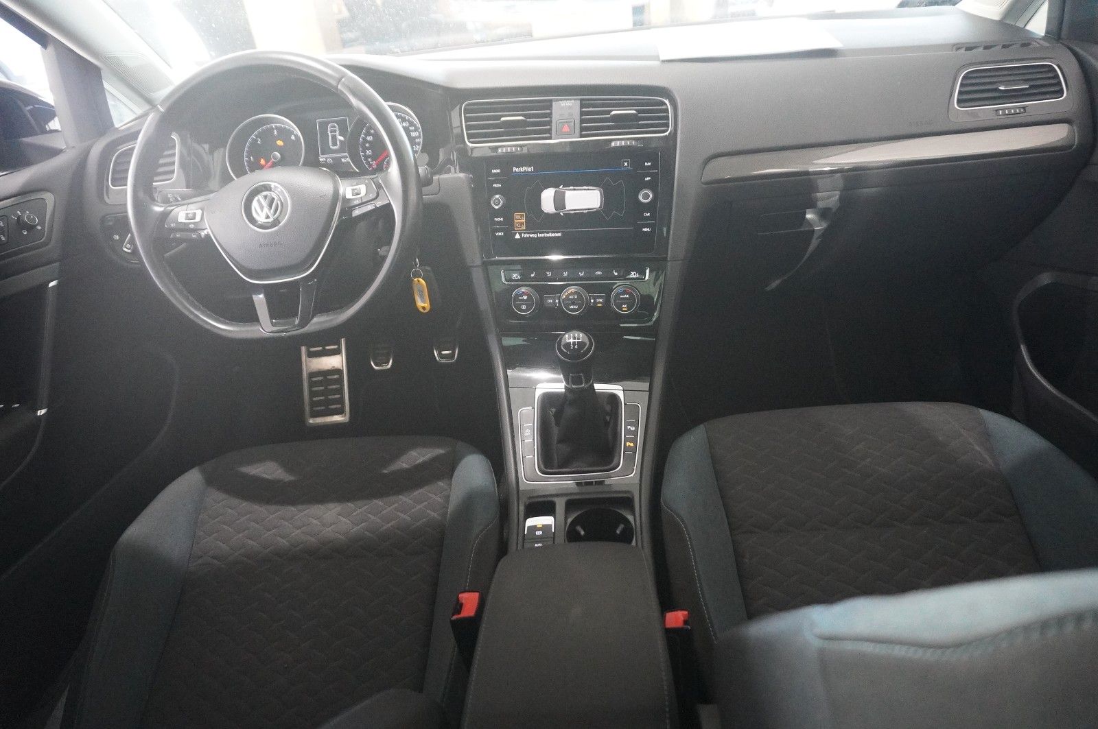 Fahrzeugabbildung Volkswagen Golf VII VAR. 1.6 TDI IQ-DRIVE NAVI/LED/ACC/AHK