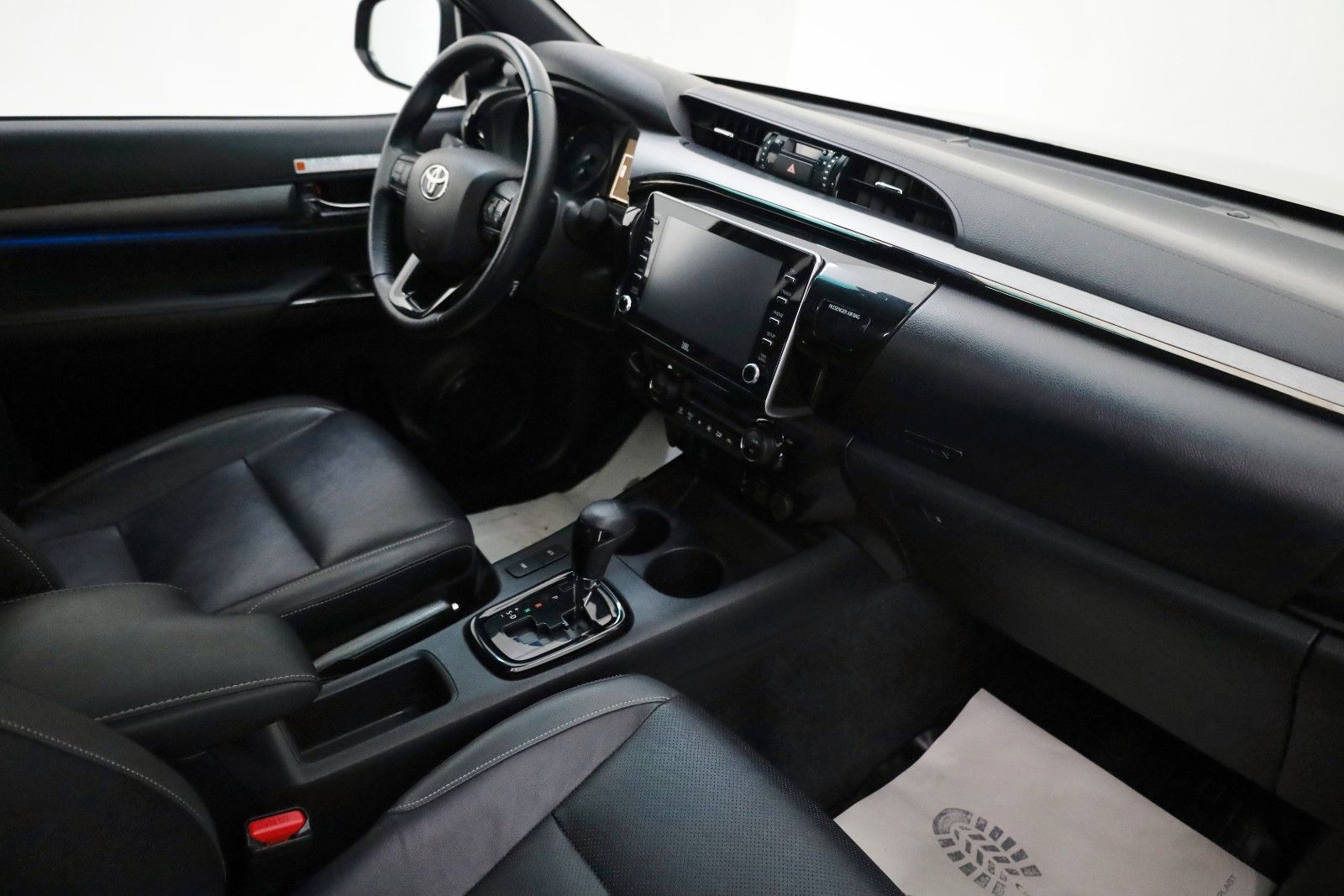 Fahrzeugabbildung Toyota Hilux 2.8 D-4D Invincible,Rollbügel, Rollo , AHK