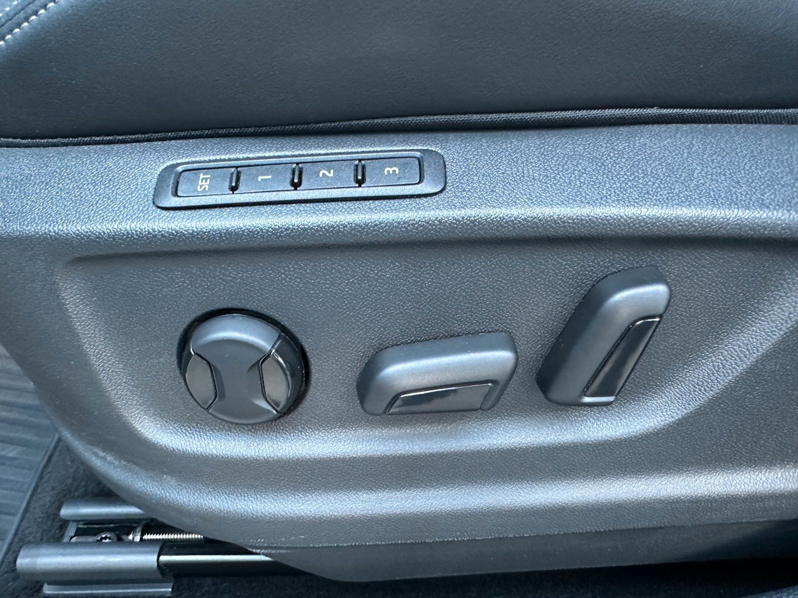 Fahrzeugabbildung SKODA Karoq 2.0 TDI DSG 4x4 Sportline NAV+ACC+360GRAD