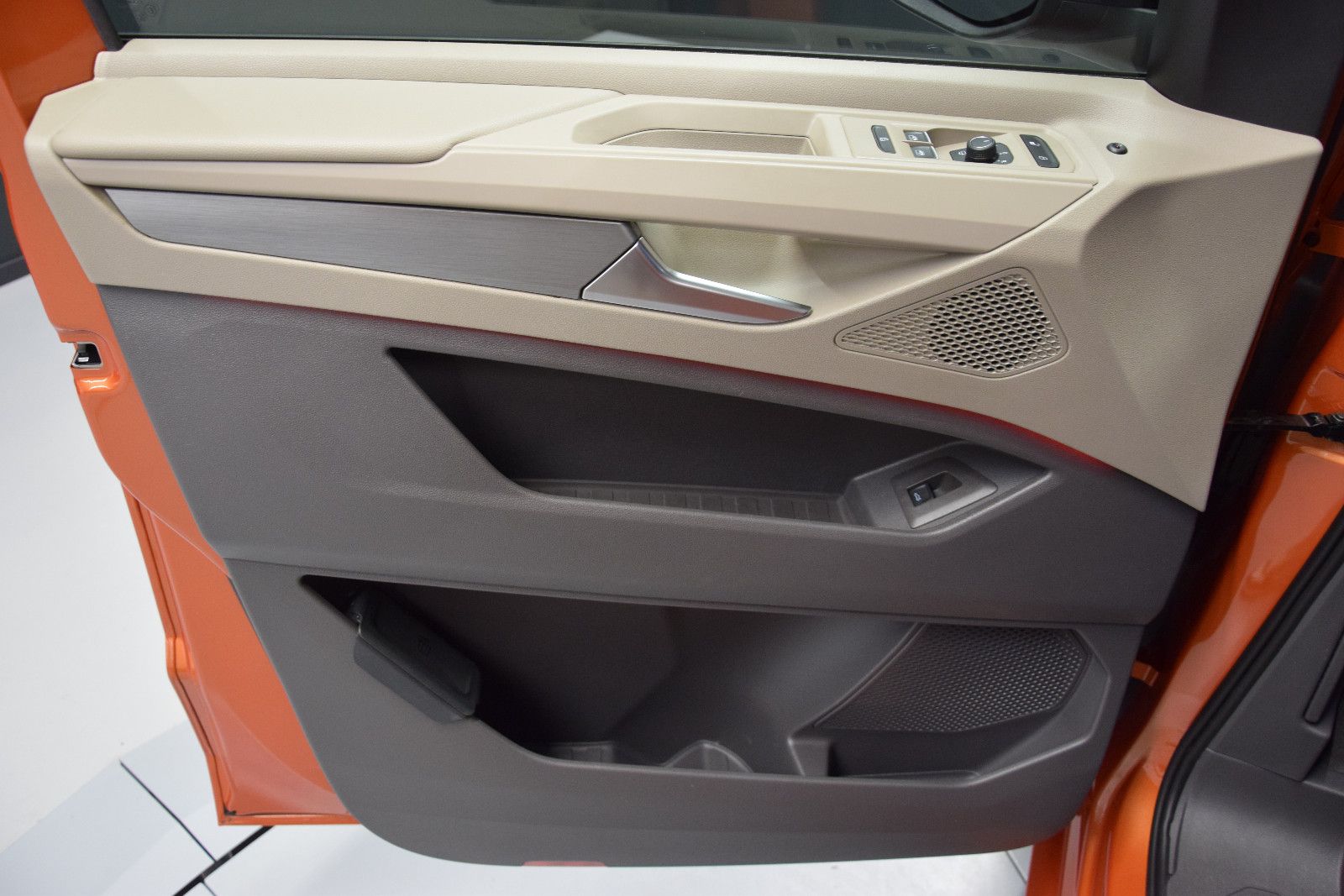 Fahrzeugabbildung Volkswagen T7 Multivan Edition lang Pano ACC vis-a-vis AHK