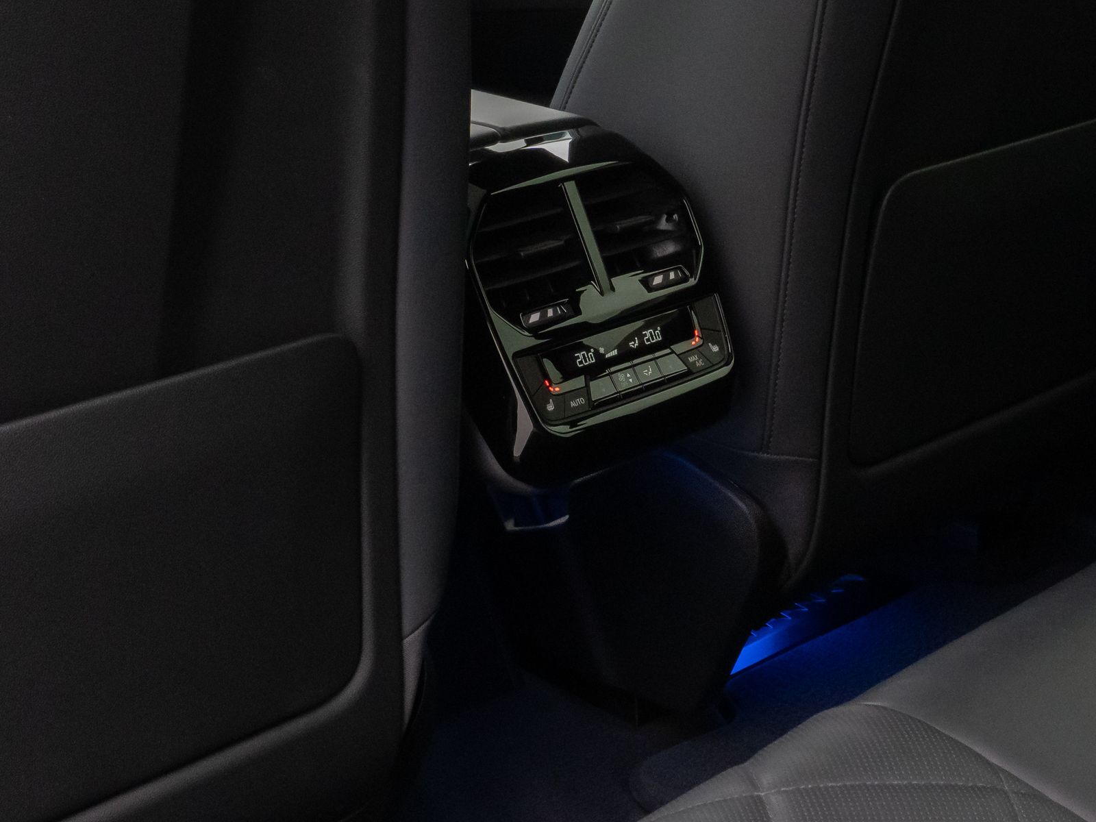 Fahrzeugabbildung BMW iX xD40 Sport Panorama 360° Laser DAB H/K 21Zoll