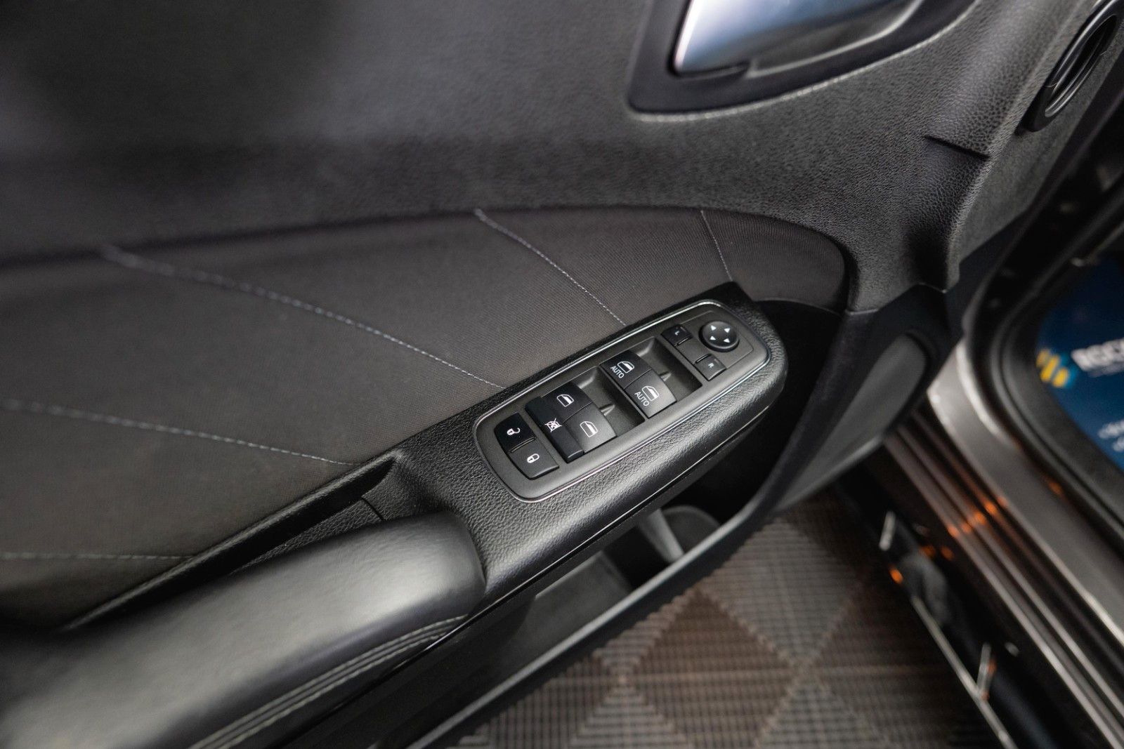 Fahrzeugabbildung Dodge Charger 5.7 V8 HEMI R/T KONG Night Performance