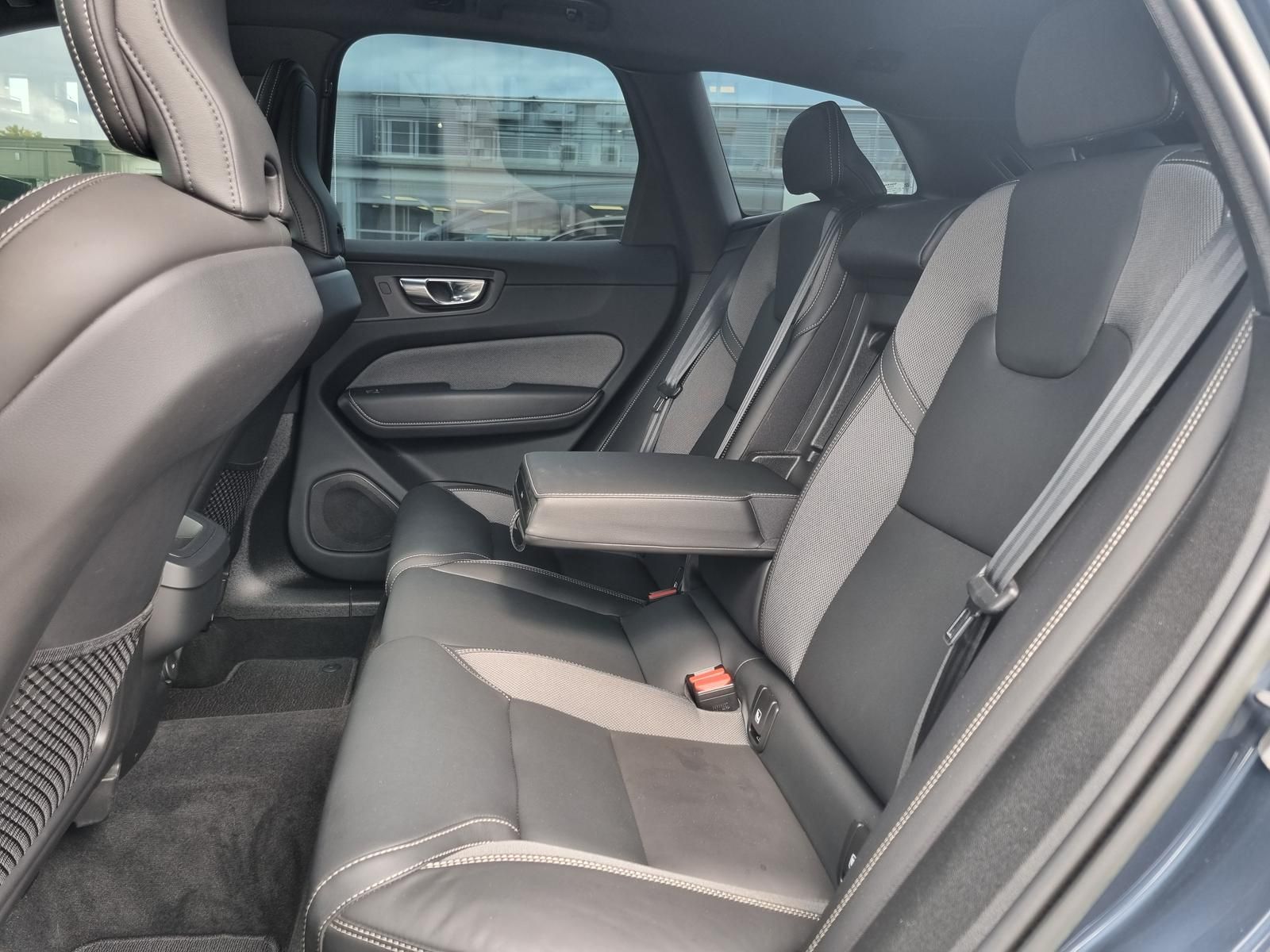 Fahrzeugabbildung Volvo XC60 B4 Diesel AWD Plus Dark 'AHK'