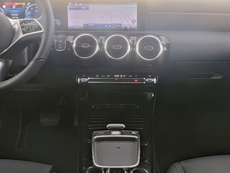 Fahrzeugabbildung Mercedes-Benz A 180 Progressive R-Kamera+LED+LenkradHz+Volldig