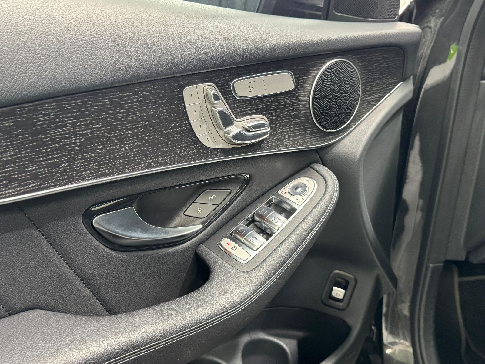 Fahrzeugabbildung Mercedes-Benz GLC 400 d 4Matic|AMG-LINE|AHK|STANDHEIZUNG|