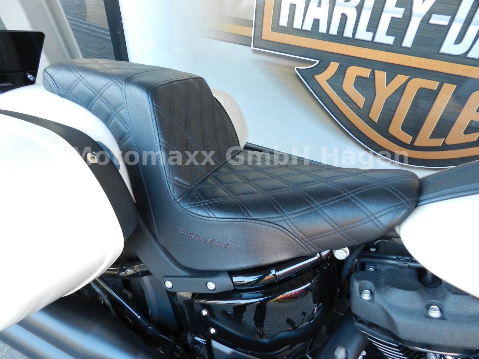 Fahrzeugabbildung Harley-Davidson Low Rider ST MJ 23 mit Soundsystem und Saddlemen