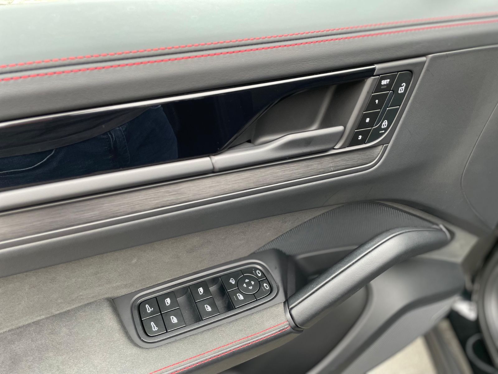 Fahrzeugabbildung Porsche Cayenne GTS Coupé |HUD|ACC|360°|3.Disp|Sportdesi